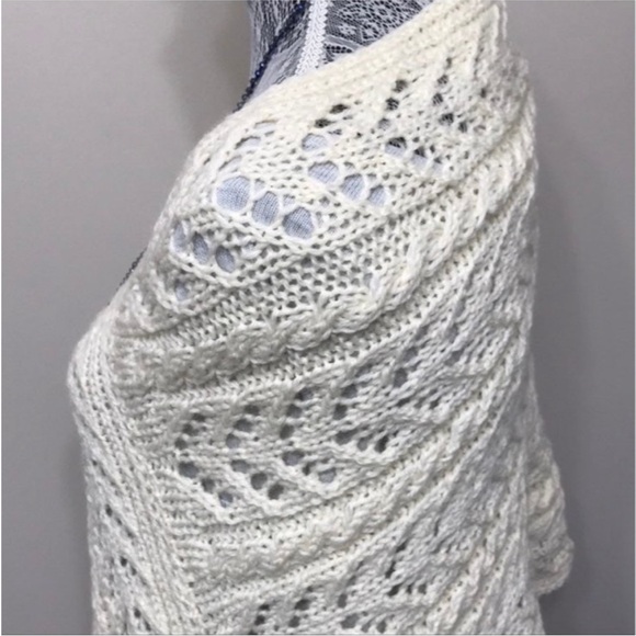 New women’s hand knit , wool , white , lace poncho size S/M - Picture 7 of 8